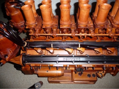 纯手工打造木制法拉利V12引擎